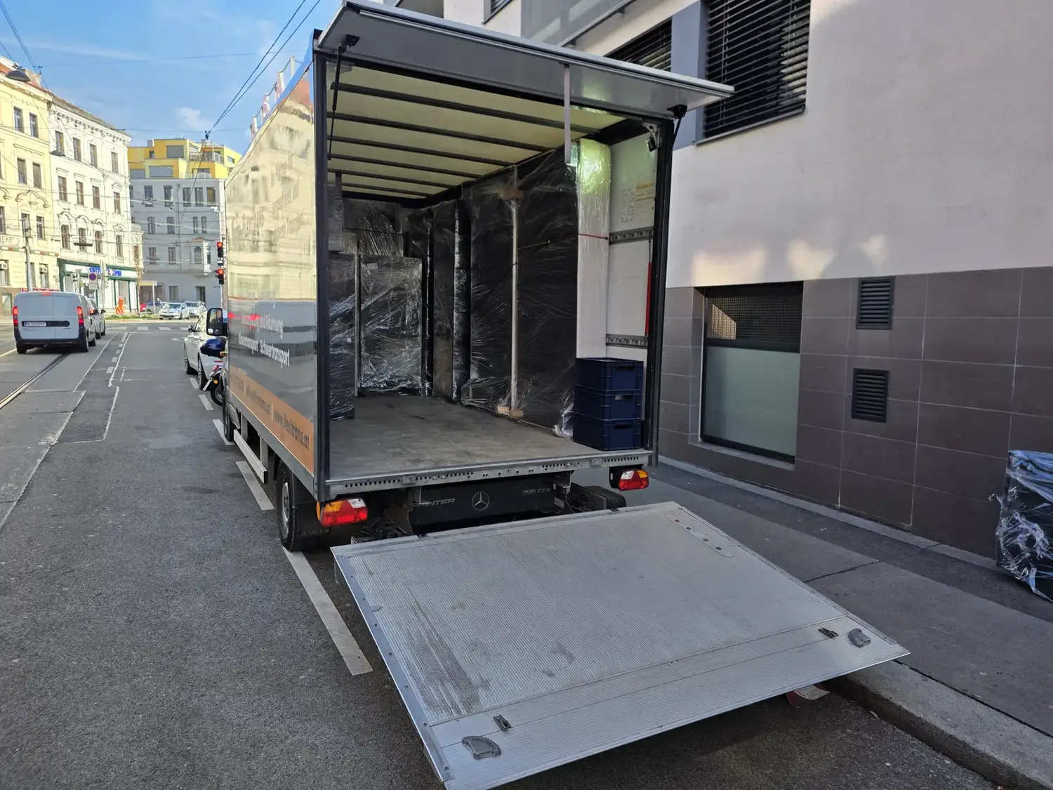 FlexiTrans-LKW mit Ladebordwand beim Umzugsservice in Wien