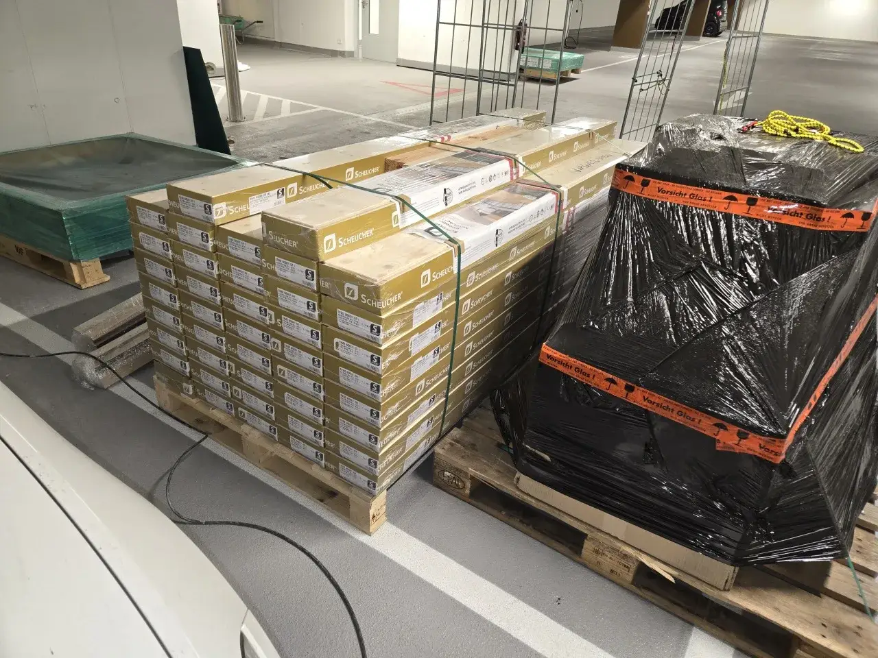 Geordnete Kartons im FlexiTrans-Transporter — Transporte aller Art in Wien