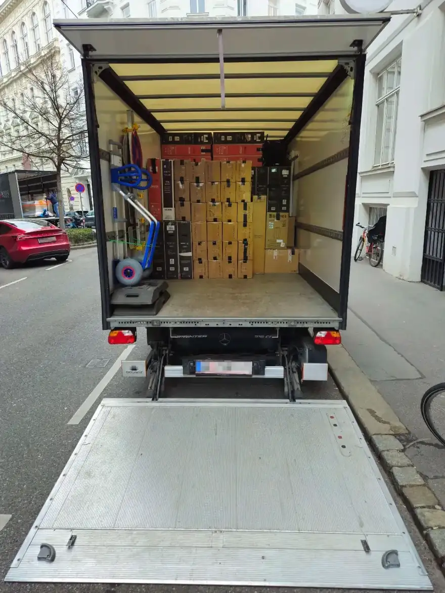 Beladener FlexiTrans-Sprinter mit Ladebordwand in einer Wiener Straße